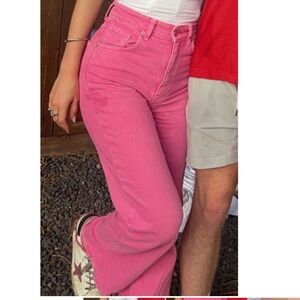 Pink Zara Wide Leg Jeans
US 2, length of pant was altered to fit 5’3”